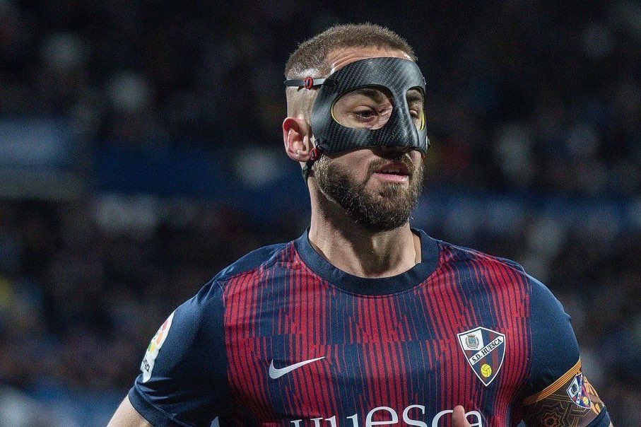 Jorge Pulido, capitán de la SD Huesca, con la máscara protectora en La Romareda.