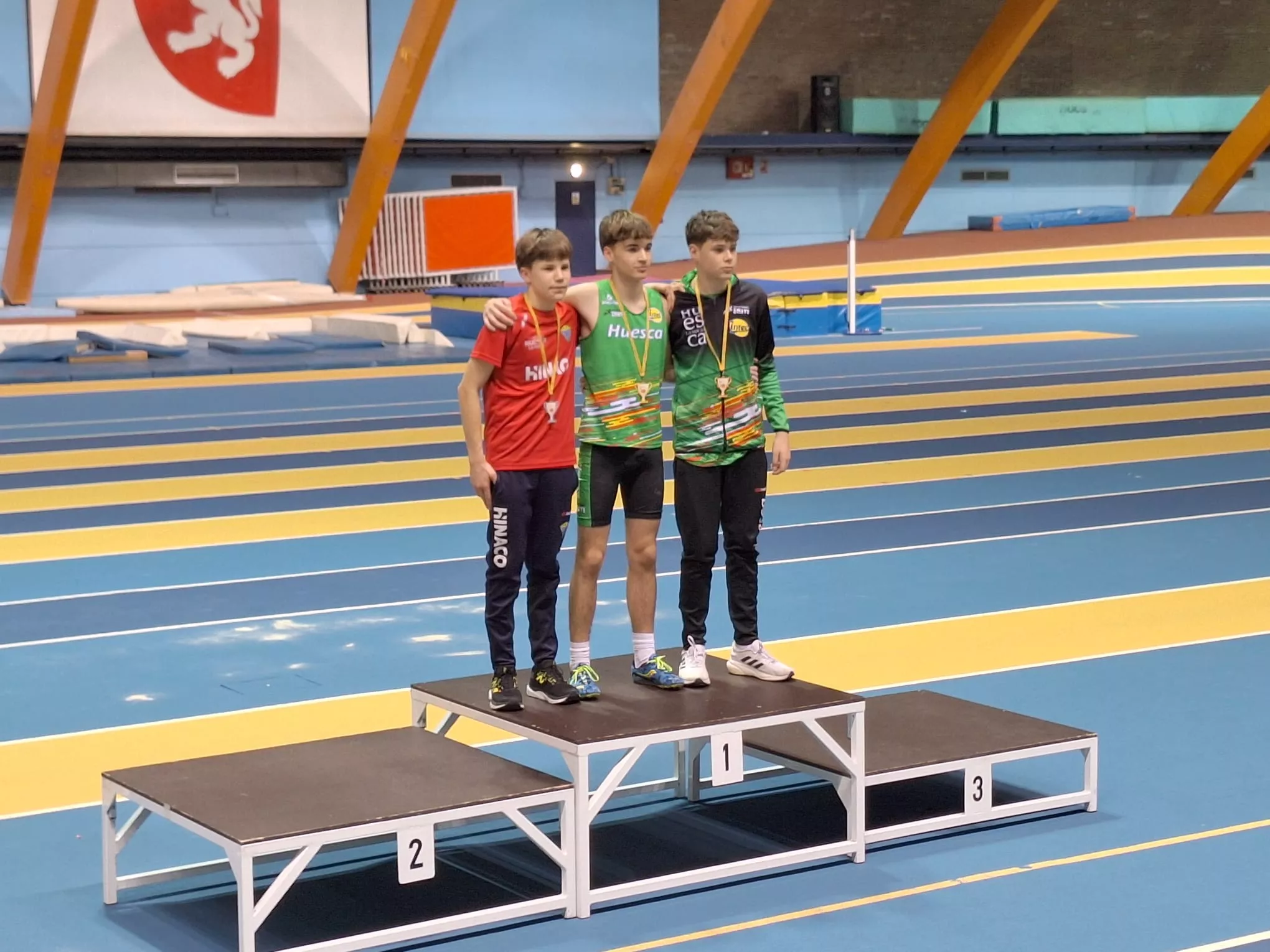 Gil, Miguel Martín y Salvatierra en podio de pértiga