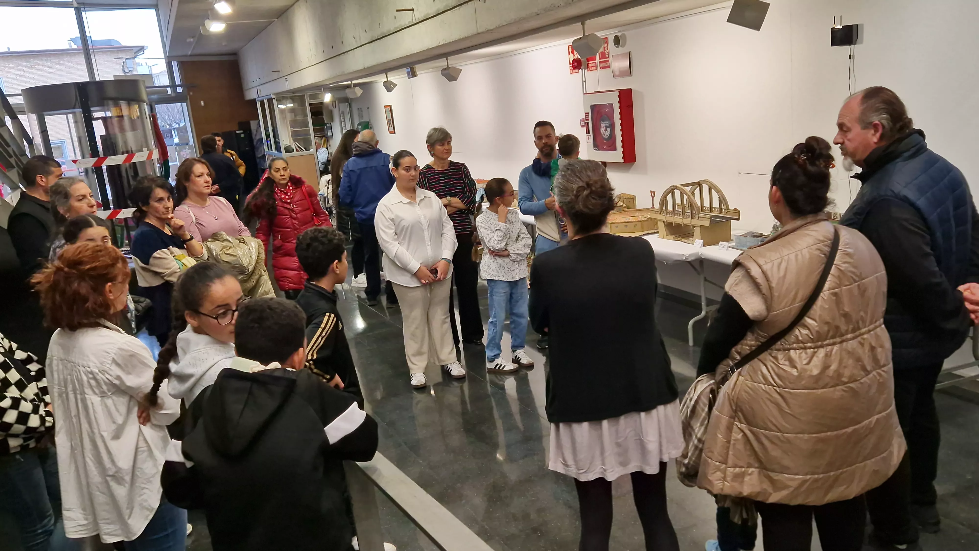 Inauguración de la exposición de maquetas de Alfredo Bautista Moreno en la Biblioteca Ramón J. Sender. Foto Myriam Martínez