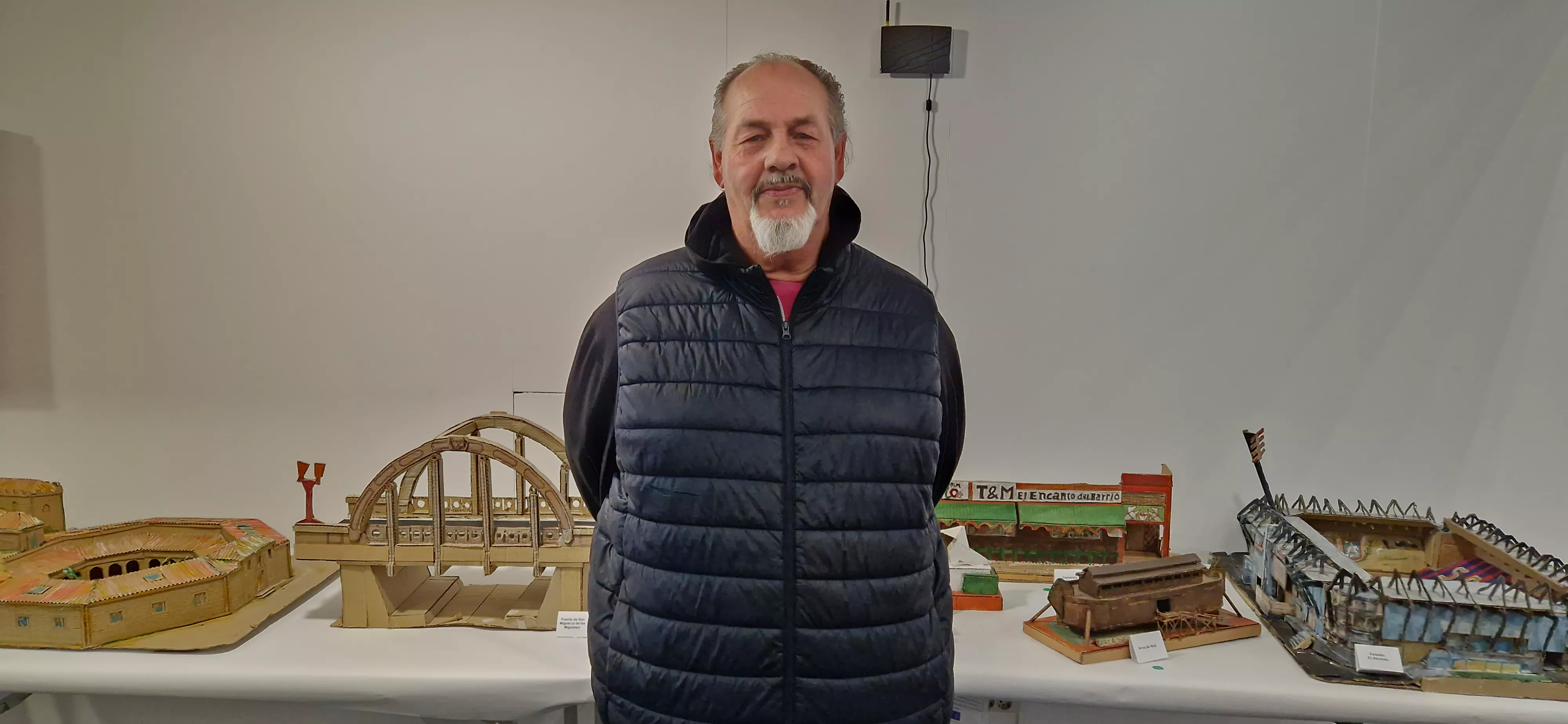 Alfredo Bautista Moreno, delante de algunas de las obras expuestas. Foto Myriam Martínez