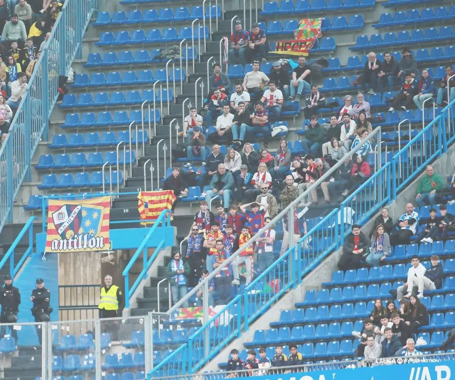 Afición del Huesca en Riazor