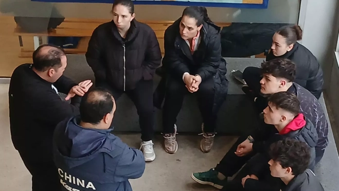 Los jugadores, atentos a las instrucciones de Mollinedo. Los jugadores, atentos a las instrucciones de Mollinedo.