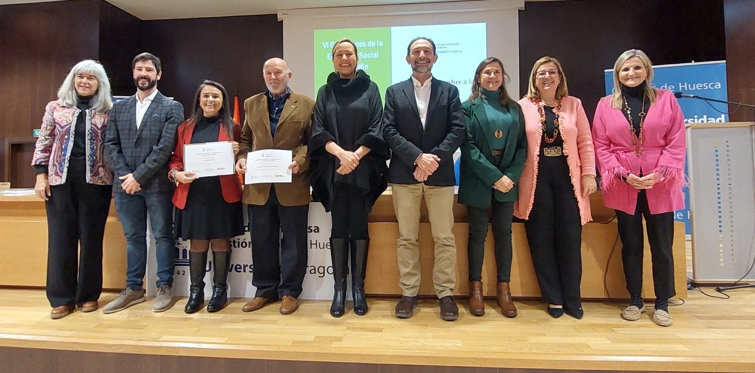 Fotografía de familia con los premiados en los Galardones de Economía Social