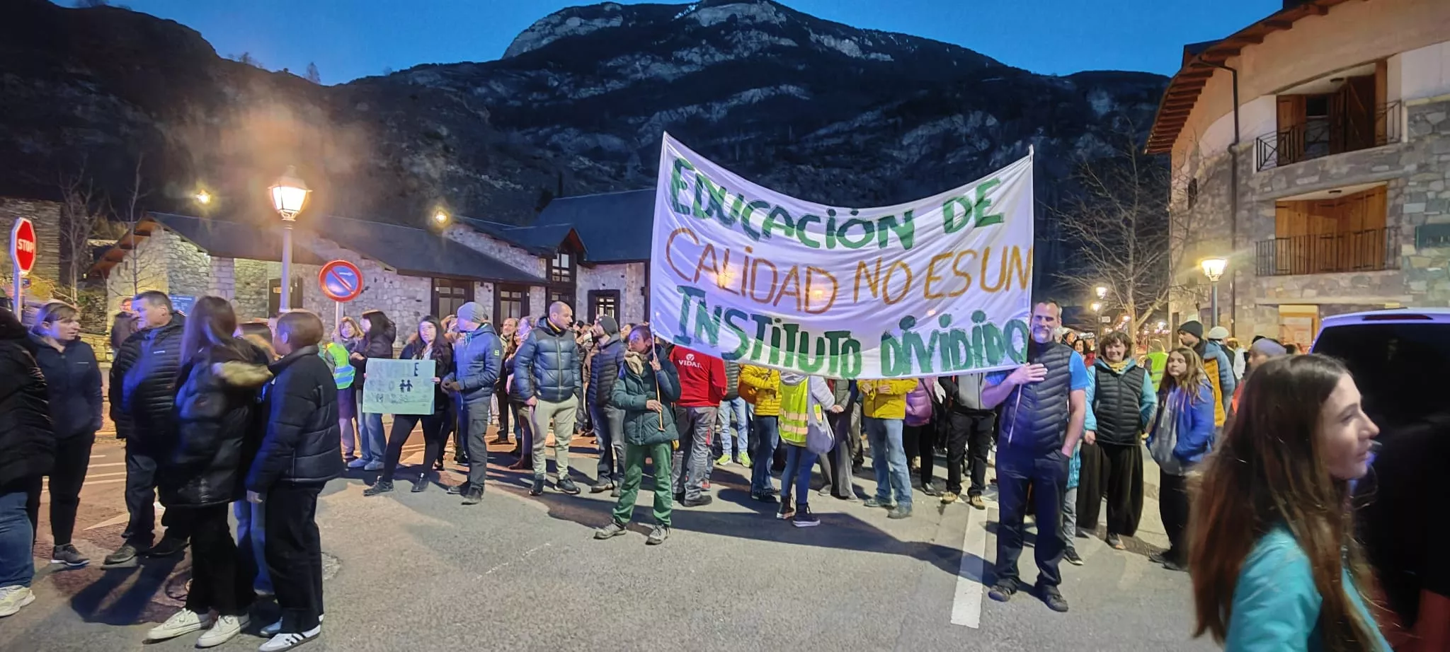 Nueva movilización para defender la unidad educativa del IES Castejón de Sos.