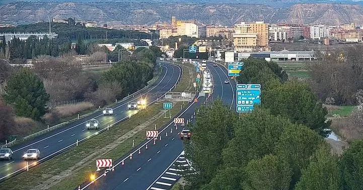 Tráfico en el entorno de Huesca. Las carreteras oscenses han registrado hasta 12.700 vehículos en un día de regreso del Pirineo este verano