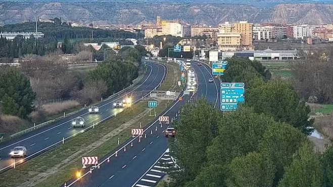 Tráfico en la tarde de este domingo en la A-23 en Huesca. Tráfico en la tarde de este domingo en la A-23 en Huesca.