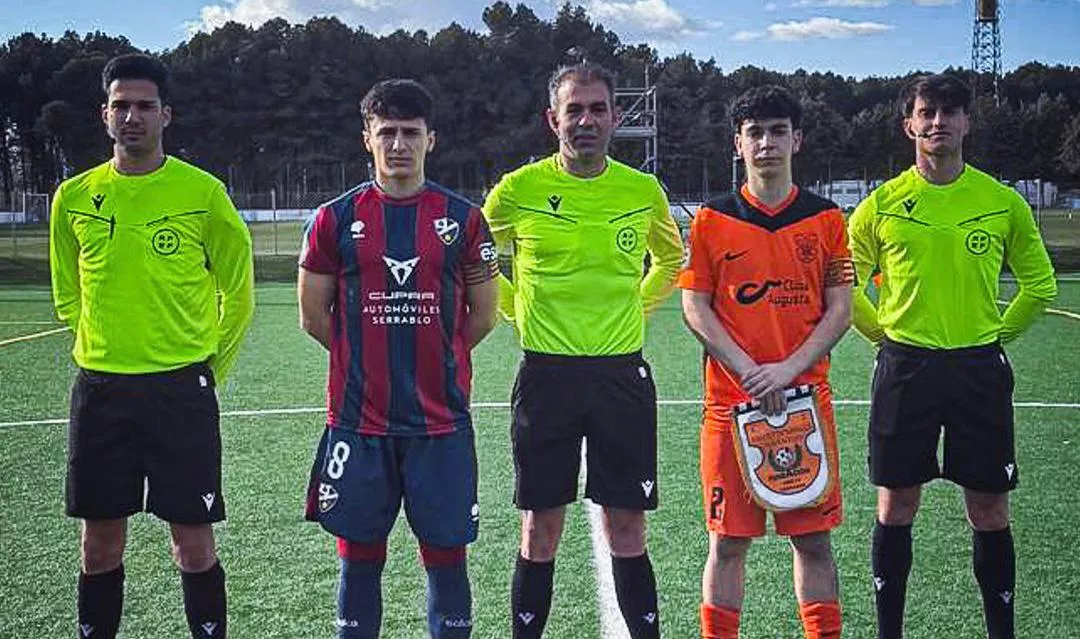 Saludo inicial entre capitanes de Huesca y Santo Domingo Juventud y árbitros.