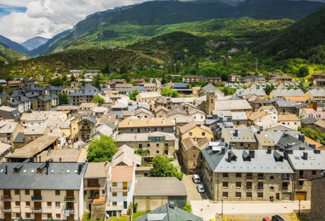 Imagen de Villanúa, donde está previsto construir 23 viviendas aprovechando estructuras ya iniciadas.