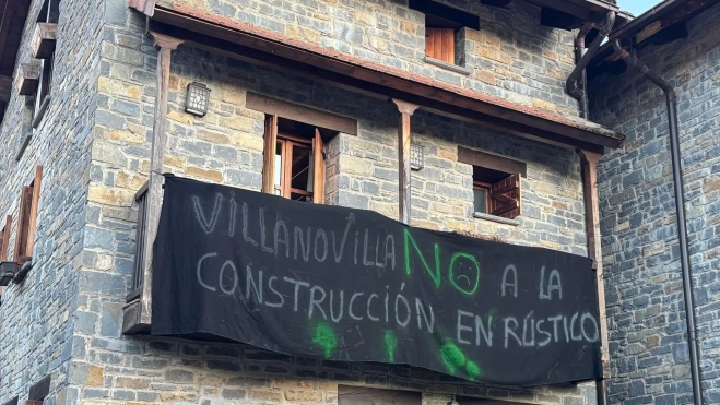 Una de las pancartas contra construcción en suelo rústico en Villanovilla.