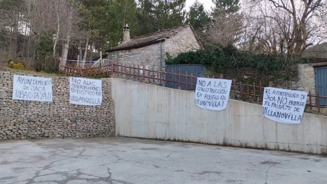 Protesta con pancartas en Villanovilla.