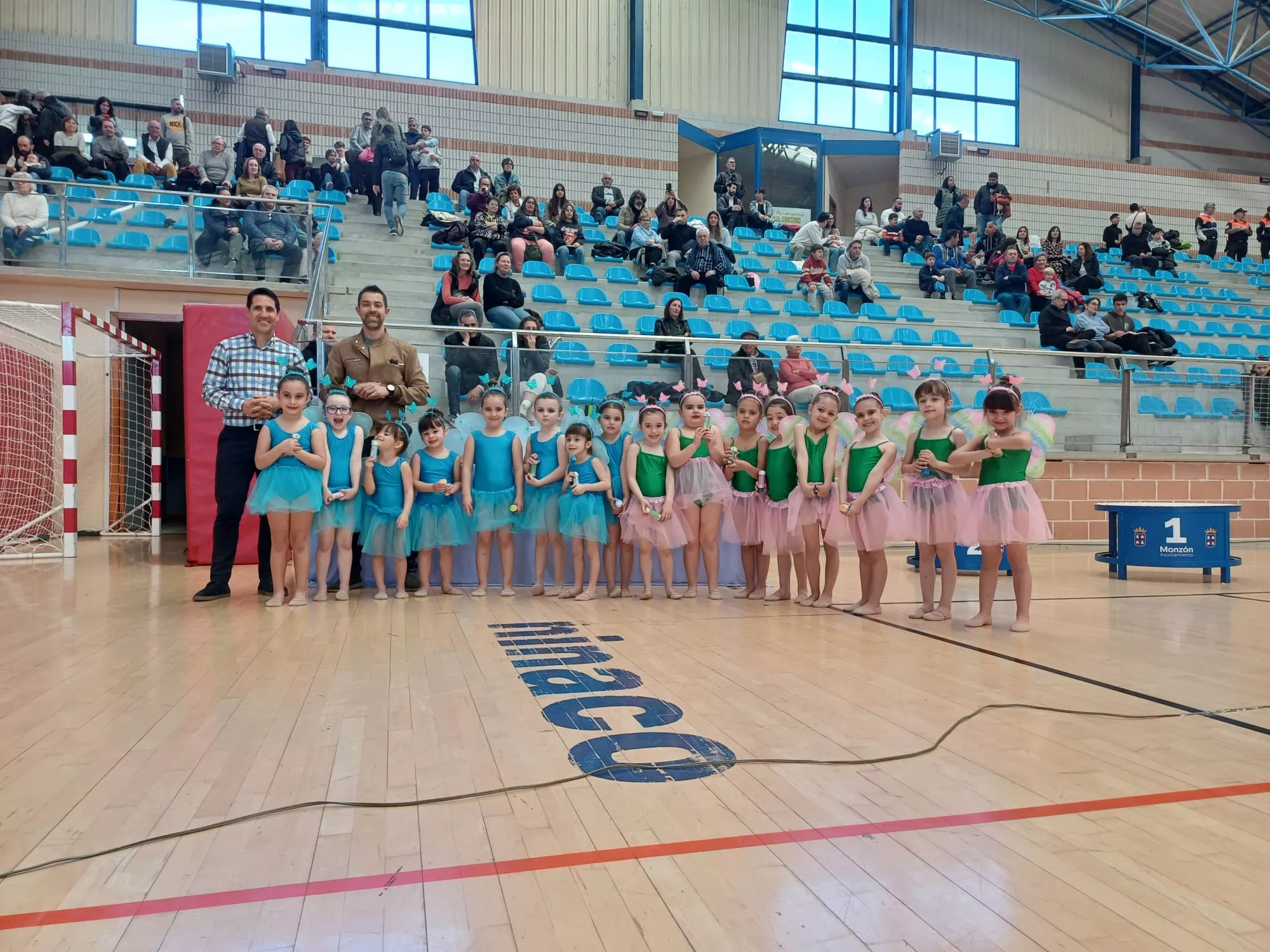 Gimnastas de iniciación exhibición