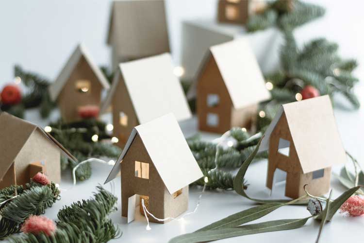 Adornos de casitas navideñas de cartón.