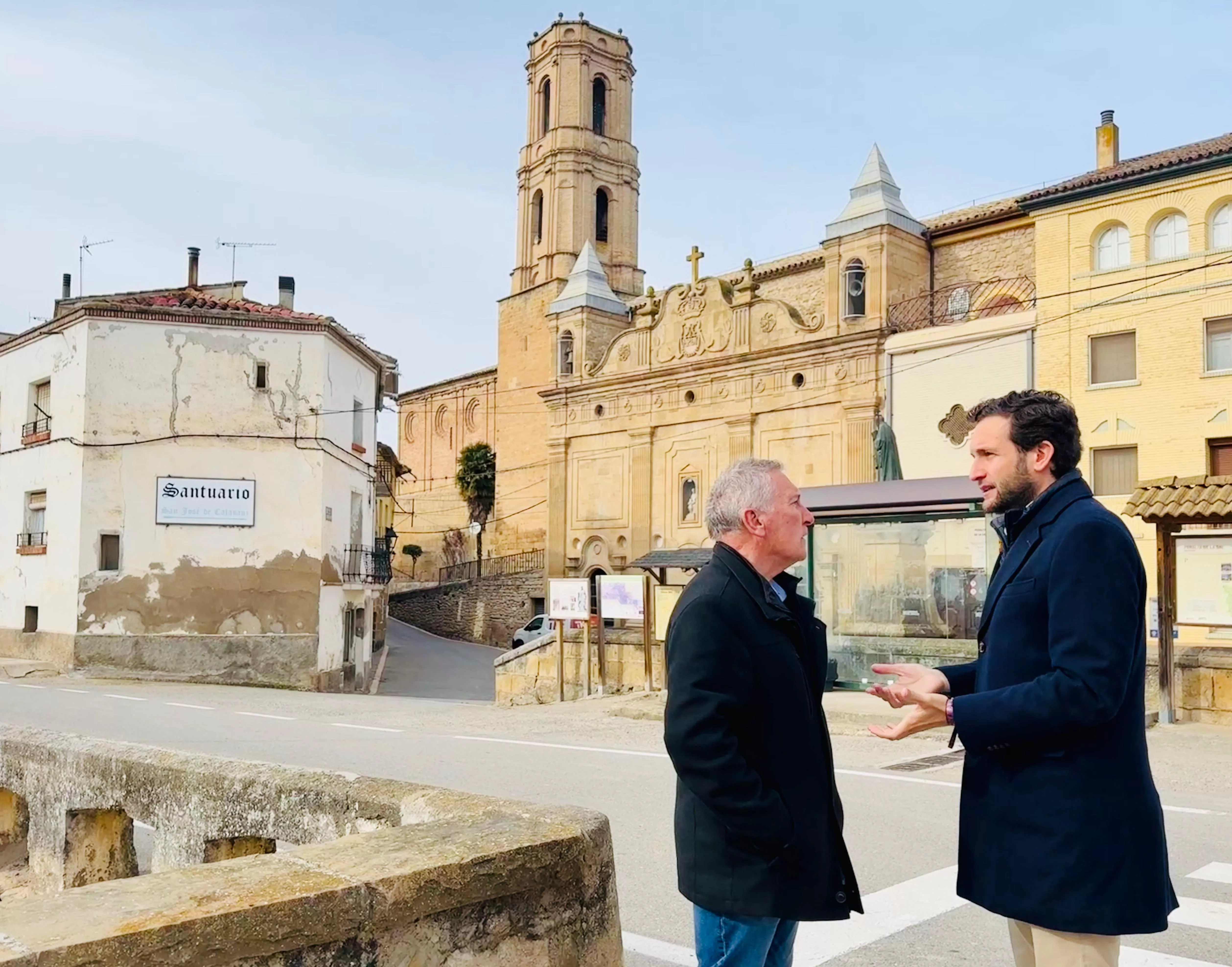 Luis Fuster e Isaac Claver en Peralta de la Sal, donde el presidente de la DPH ha anunciado la puesta en marcha del Plan de Vivienda 2025.