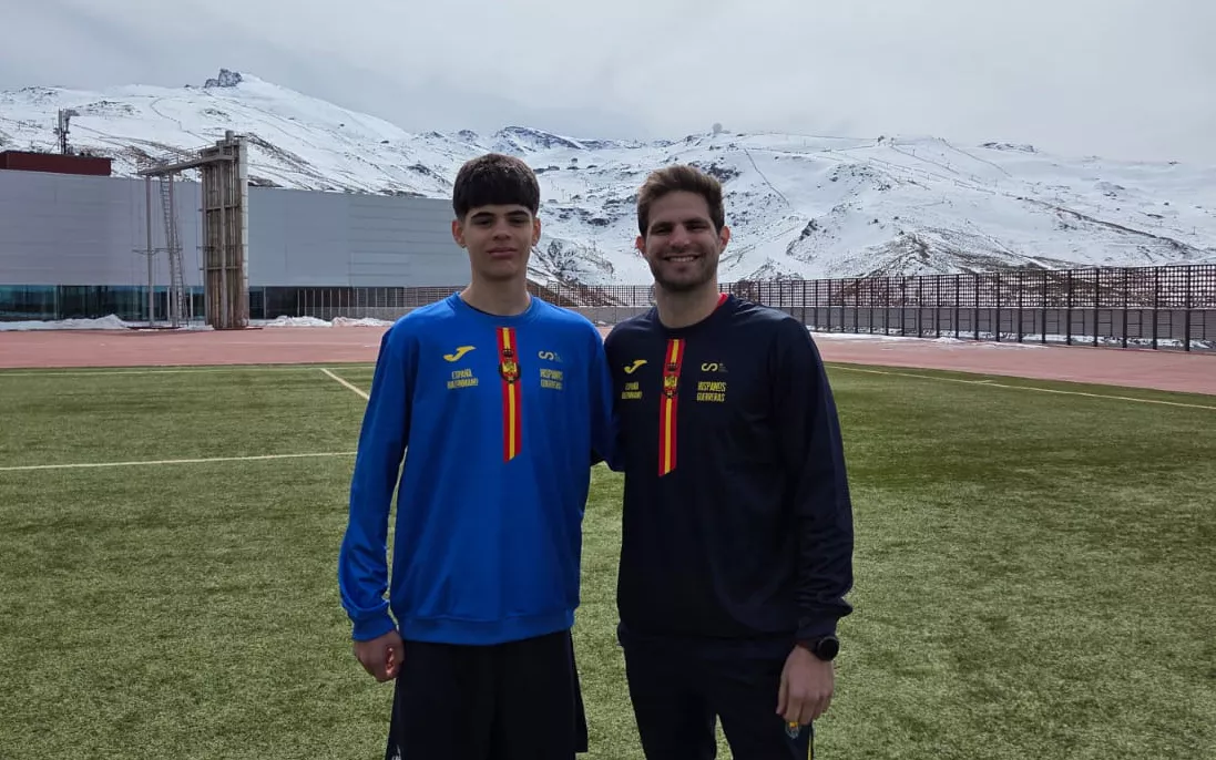 Álvaro Salcedo junto a Marco Escribano, en el CAR de Sierra Nevada.