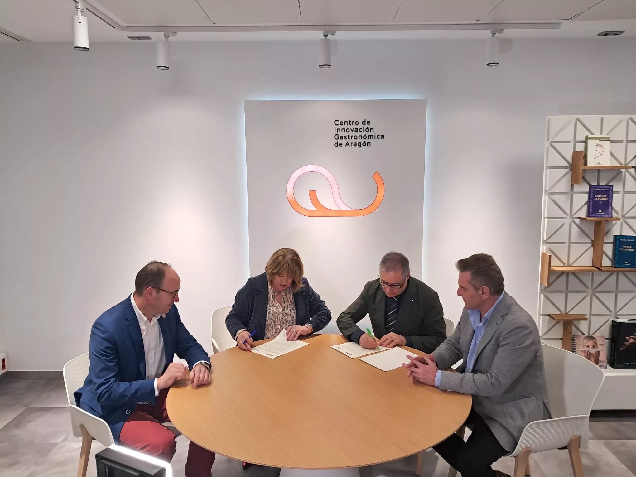 Firma del Convenio entre la consejera de Educación y el presidente de la Asociación de Hostelería y Turismo en el Centro de Innovación Gastronómica