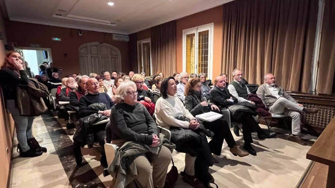Público asistente a la primera conferencia sobre San Juan de la Peña en el IEA.