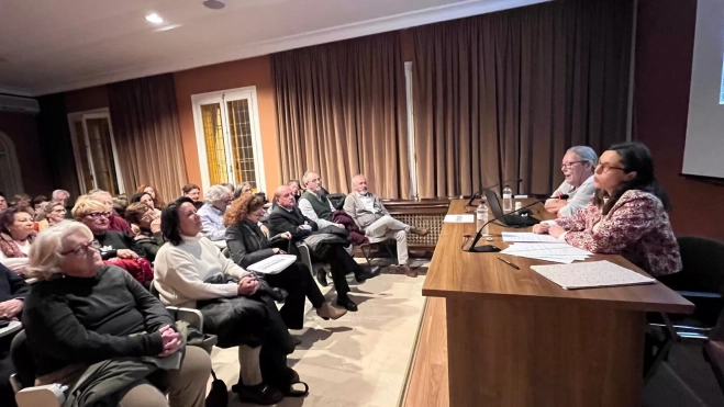 Natalia Juan y Ana Isabel Lapeña en el inicio del acto.