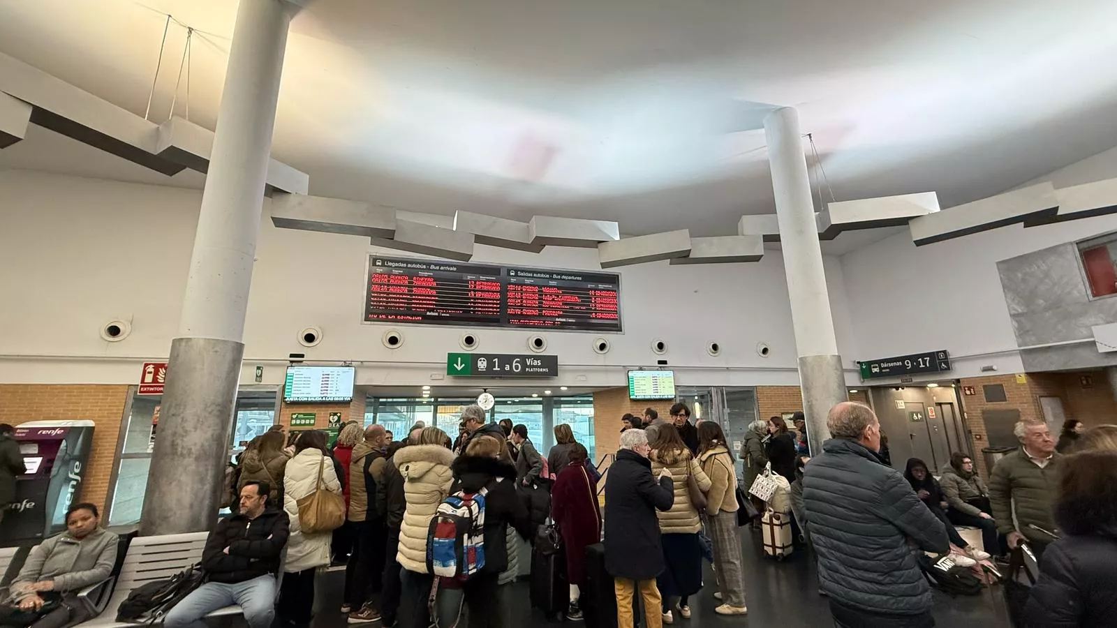 Estación Intermodal con pasajeros que esperaban viajar en AVE a Madrid