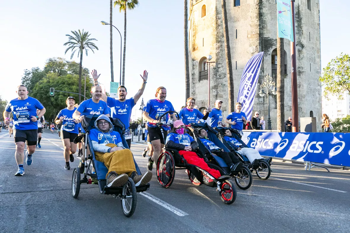 Corredores de Huesca Equipo Zurich Aefat en Maratón Sevilla 2025. Foto Xavier d’Arquer