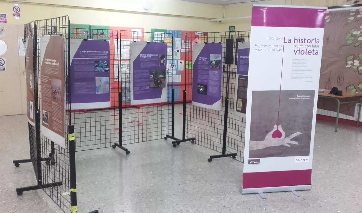 Muestra 'La historia tejida con hilos violeta'.