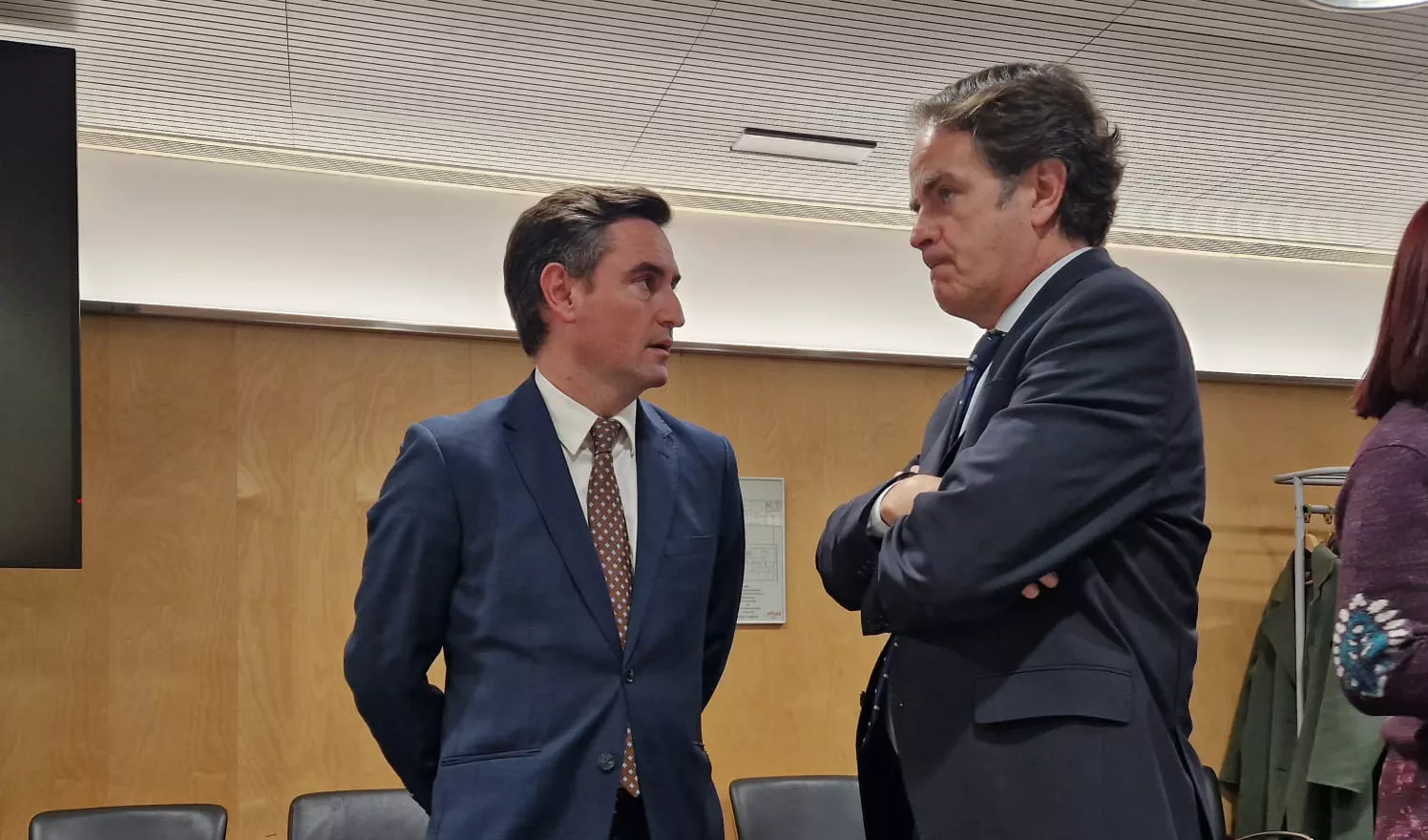 El consejero de Hacienda, Interior y Administración Pública, Roberto Bermúdez de Castro con el director general de Presupuestos, Ignacio Barquero.