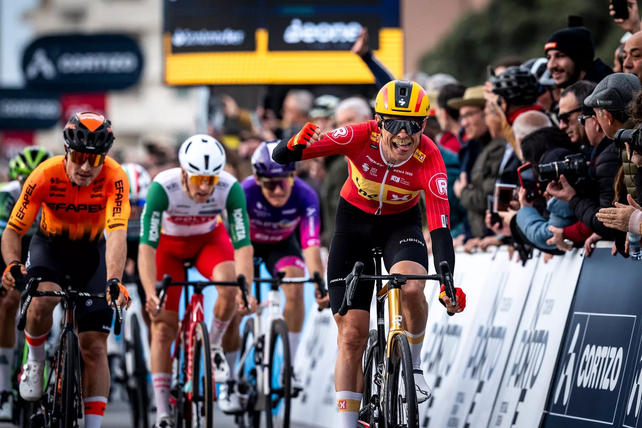 Magnus Cort celebra el triunfo en la primera etapa de O Gran Camiño. Foto: Kike Abelleira