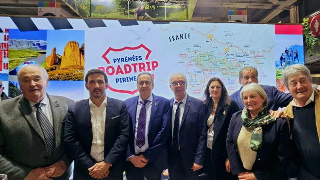 Participantes en la inauguración oficial del estand en la feria de París.