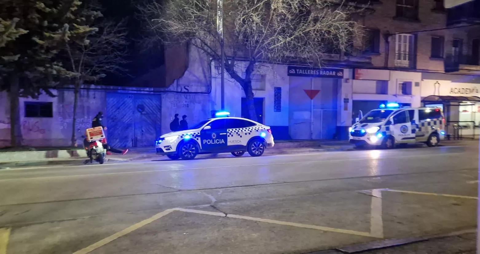 Accidente entre una moto de reparto de comida y un coche en Ramón y Cajal. Foto Myriam Martínez Accidente entre una moto de reparto de comida y un coche en Ramón y Cajal. Foto Myriam Martínez