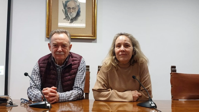 José María Borrel y Olga Ordás, debajo del retrato de Ramón y Cajal en el salón de actos del Colegio de Médicos José María Borrel y Olga Ordás, debajo del retrato de Ramón y Cajal en el salón de actos del Colegio de Médicos