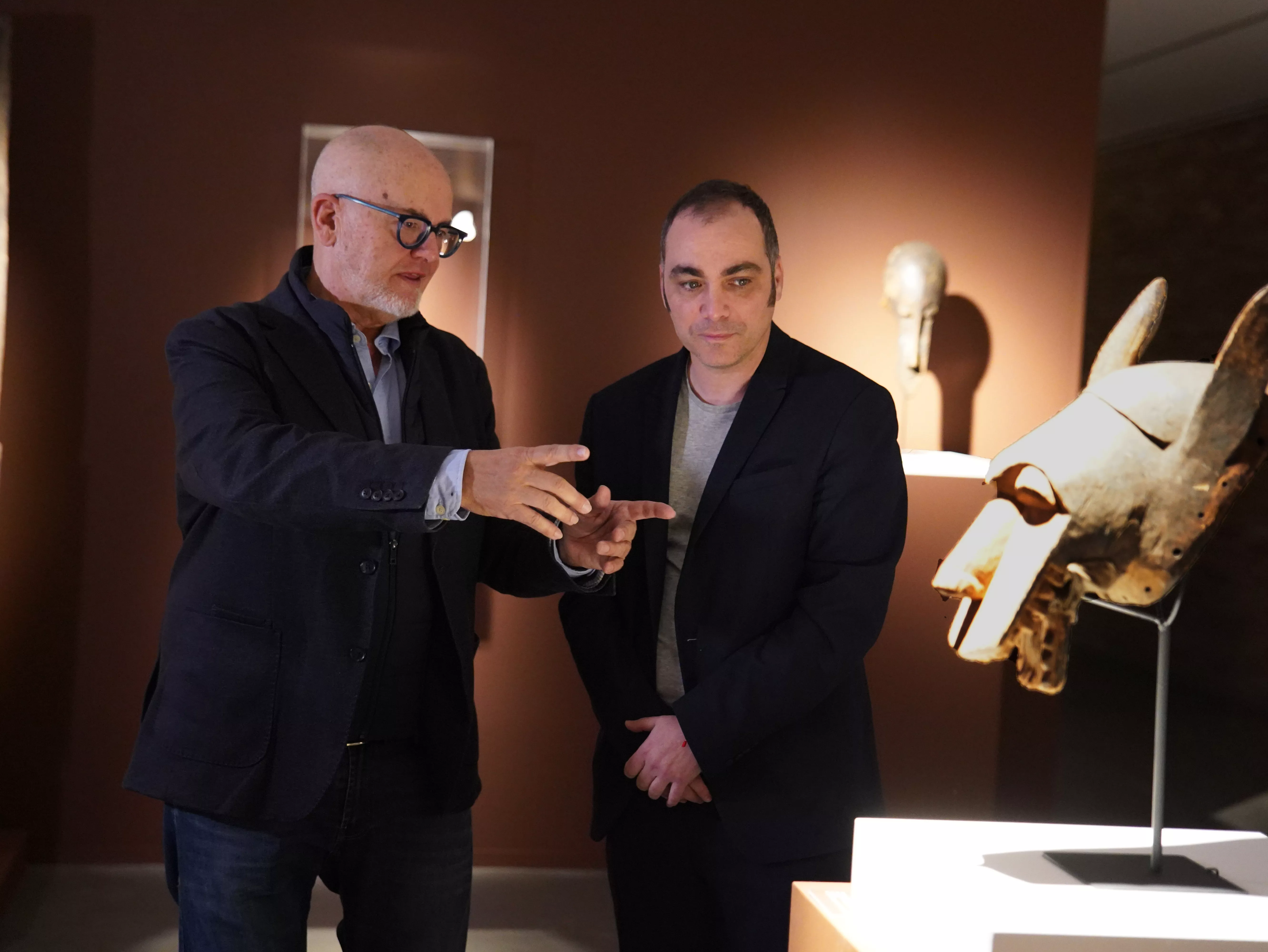 El comisario Ángel Martín y el diputado Carlos Sampériz, contemplando la exposición.