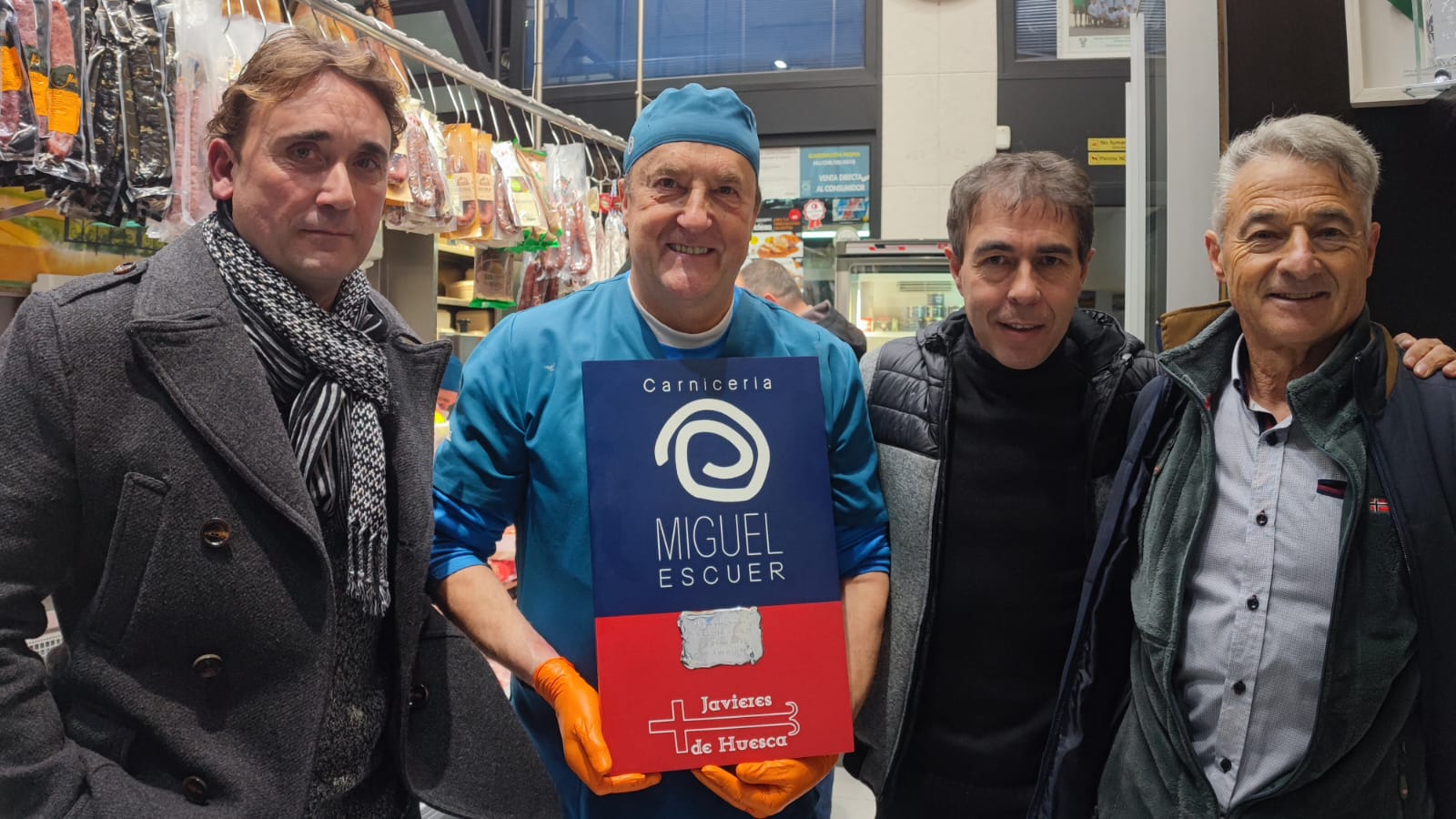 Miguel Escuer y los responsables del Club Los Javieres de Huesca