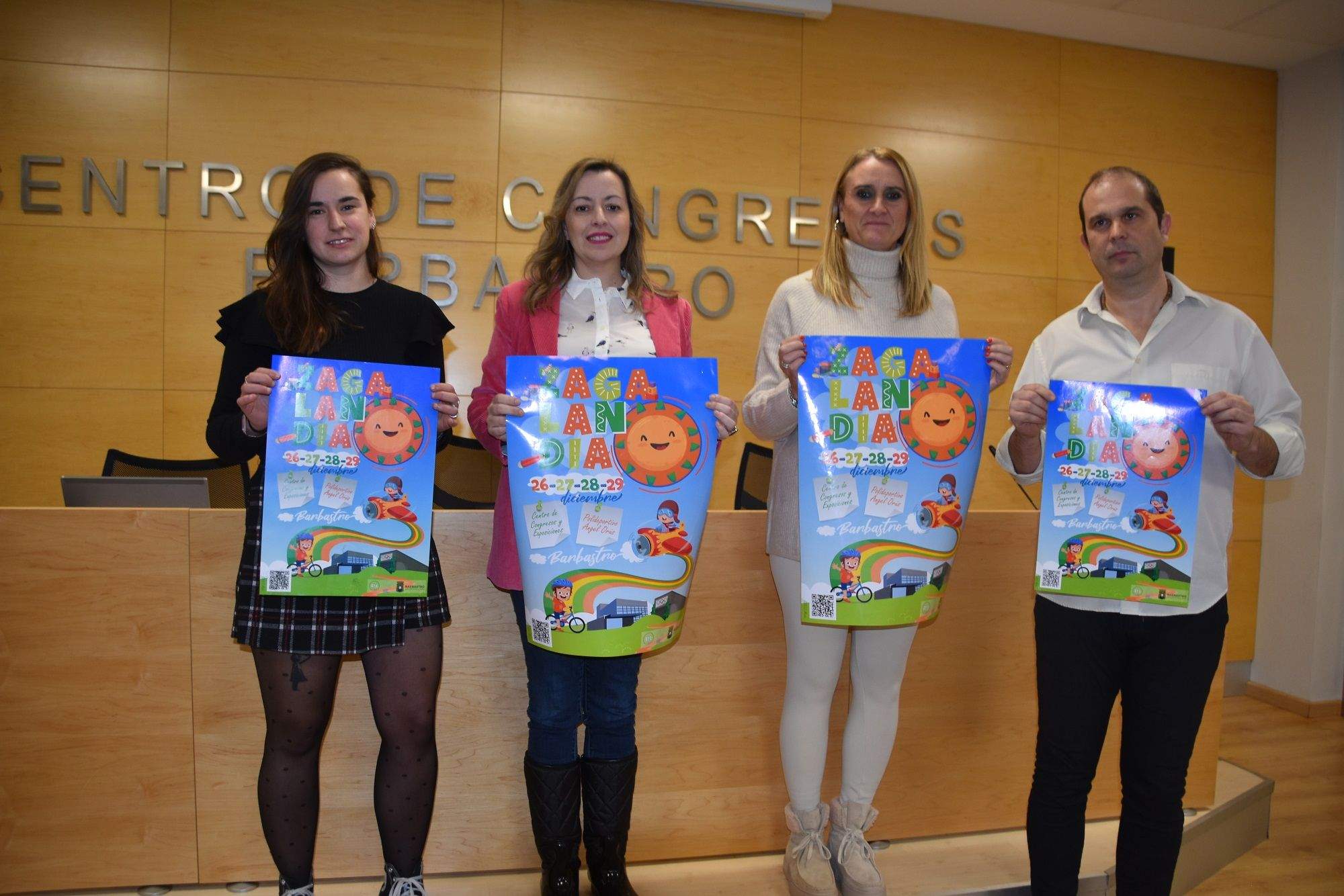 Lucía Semitiel, Pilar Abad, Lucía Delgado y José Luis Salinas con el cartel de Zagalandia 2022.
