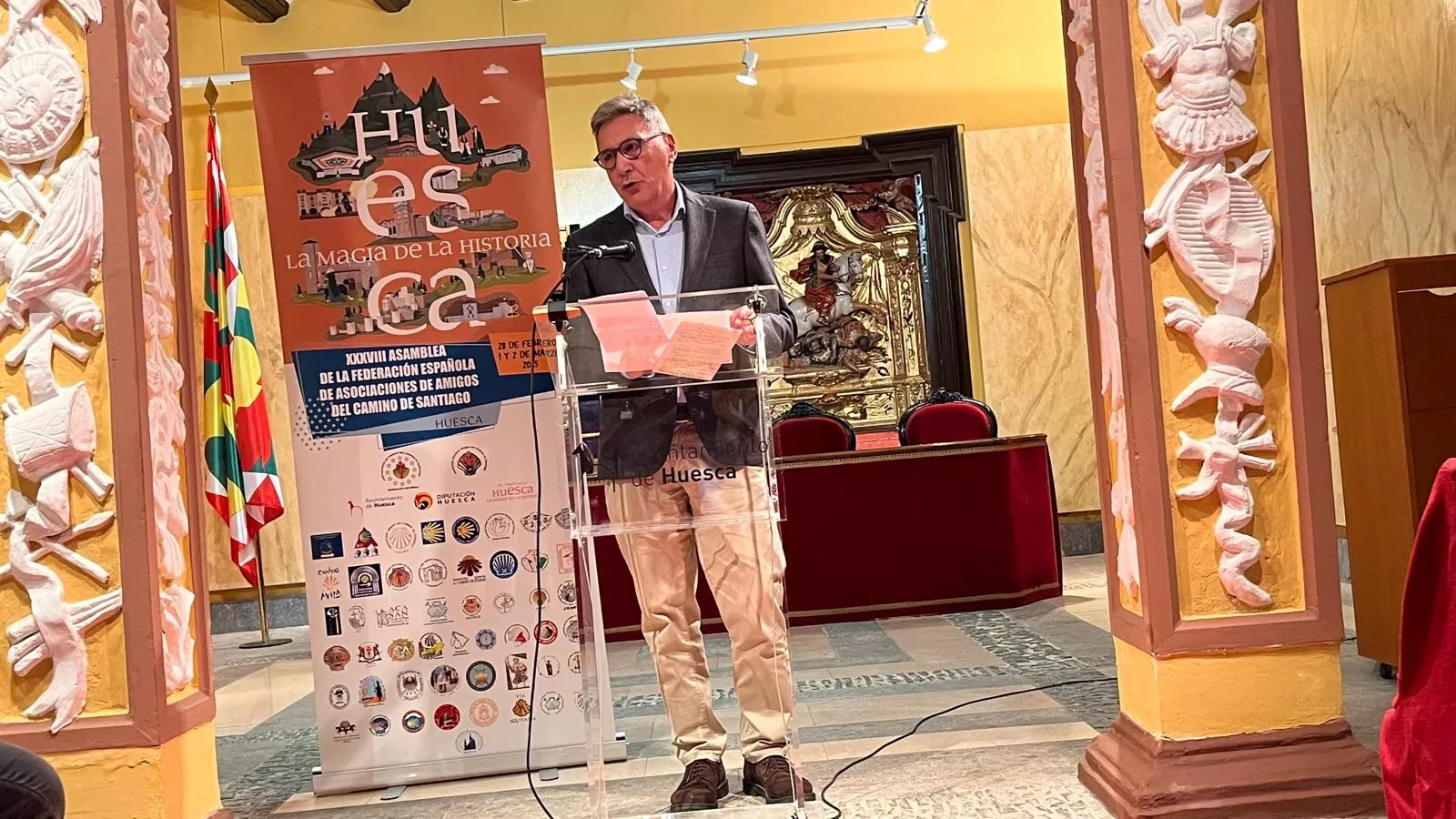 Recepción en Huesca a miembros de asociaciones del Camino de Santiago. Foto Mercedes Manterola