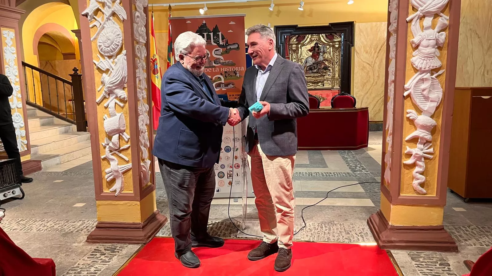 Recepción en Huesca a miembros de asociaciones del Camino de Santiago. Foto Mercedes Manterola