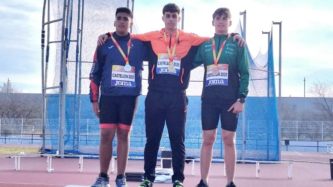 Rubén Cruz en lo más alto del podio Sub-16 de martillo. Rubén Cruz en lo más alto del podio Sub-16 de martillo.