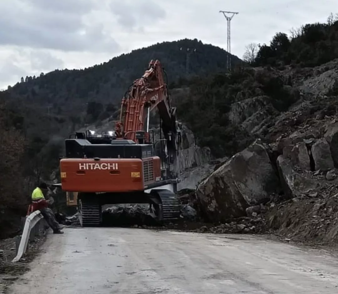 Una máquina trabajando tras el derrumbe en la A-123, que ha quedado cortada.
