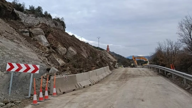 Imagen de la carretera una vez retirado el material caído a la calzada. Imagen de la carretera una vez retirado el material caído a la calzada.