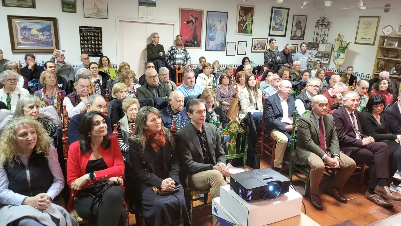 El salón de la Casa de Andalucía, desbordante de público El salón de la Casa de Andalucía, desbordante de público