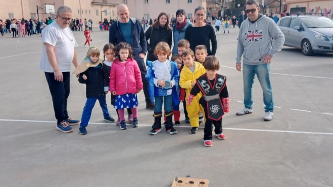 Juegos tradicionales en el Colegio Juan XXIII de Huesca, hoyetes. Juegos tradicionales en el Colegio Juan XXIII de Huesca, hoyetes.