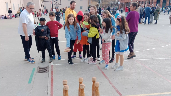 Juegos tradicionales en el Colegio Juan XXIII de Huesca, palistroc de Azanuy. Juegos tradicionales en el Colegio Juan XXIII de Huesca, palistroc de Azanuy.