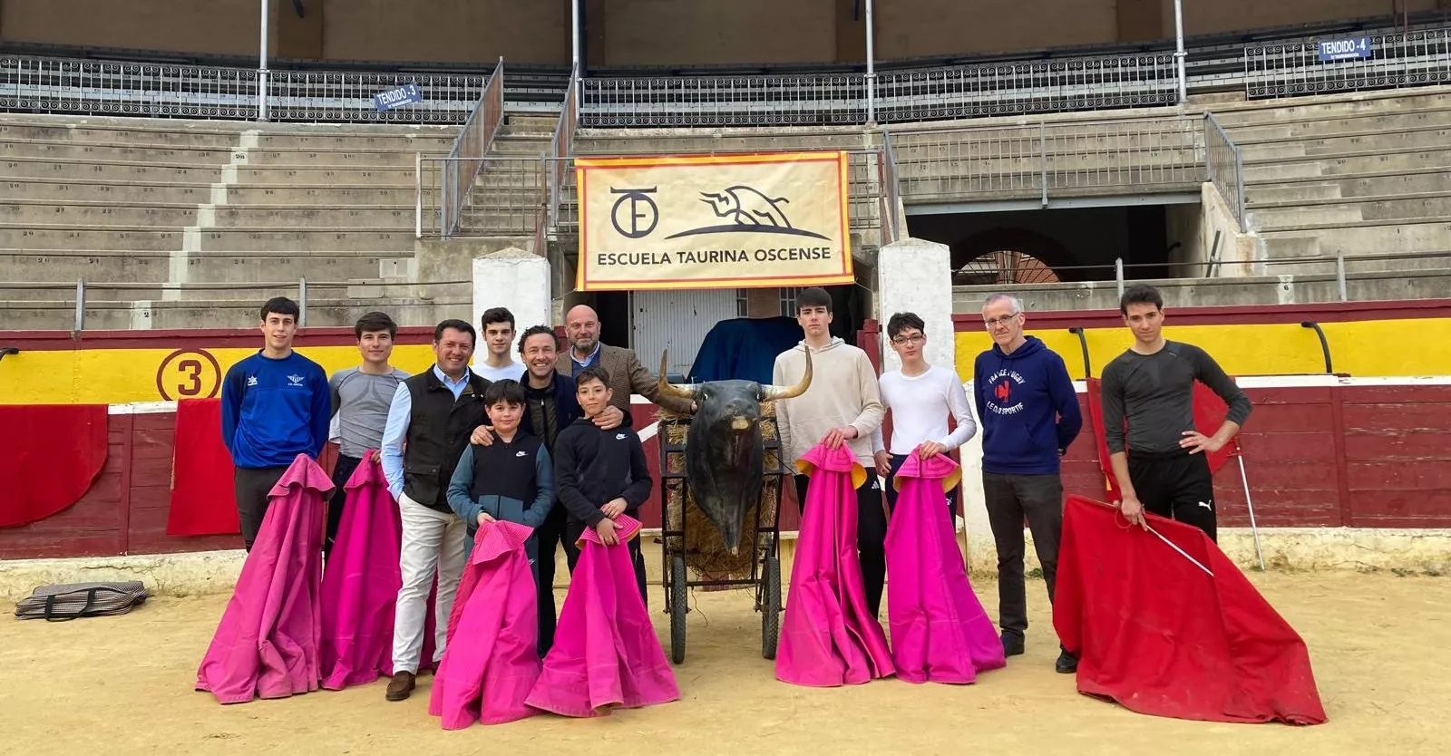 Rafaelillo junto a los alumnos de la Escuela Taurina Oscense, este viernes. 