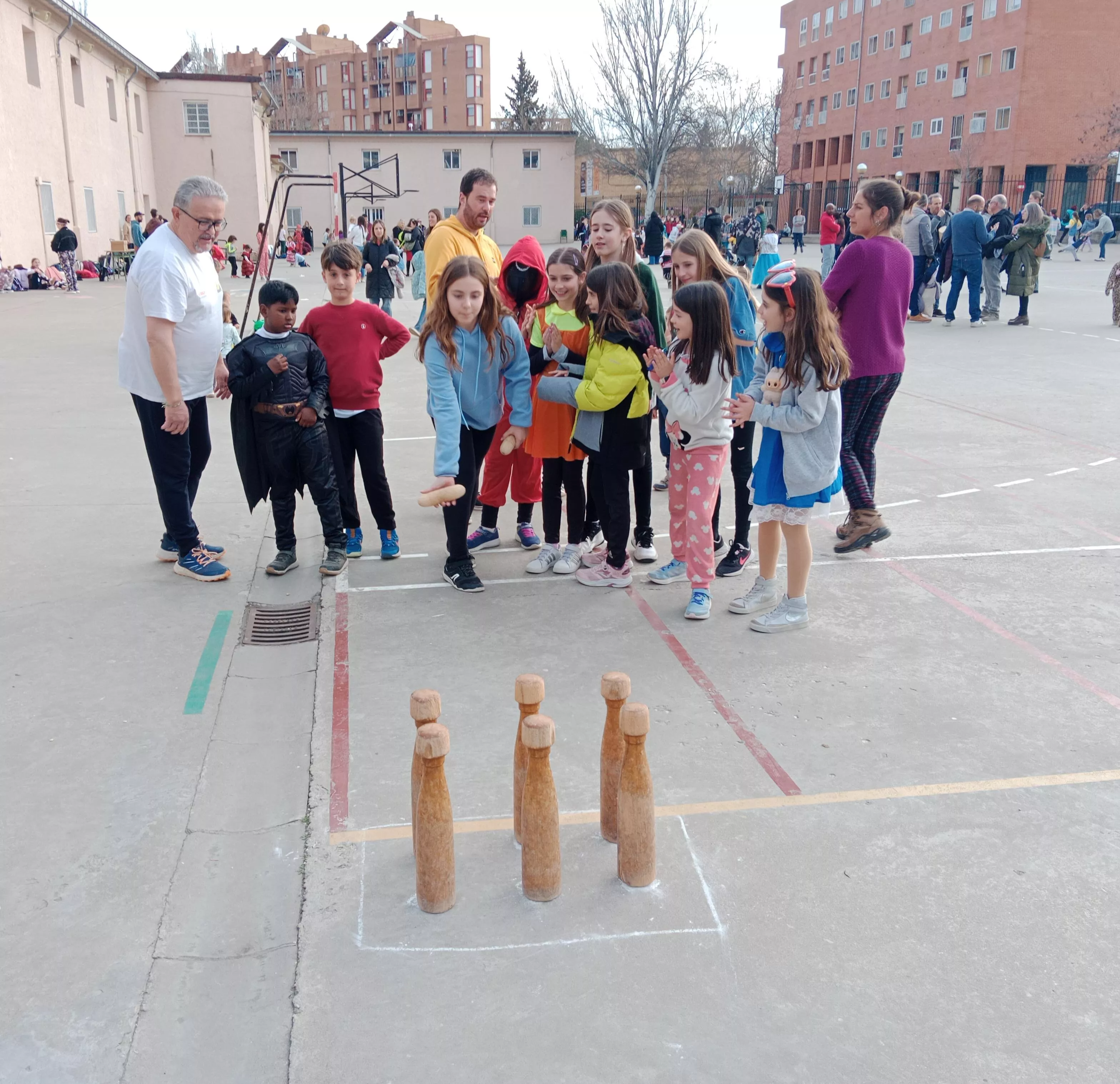 Juegos tradicionales en el Colegio Juan XXIII de Huesca, palistroc de Azanuy