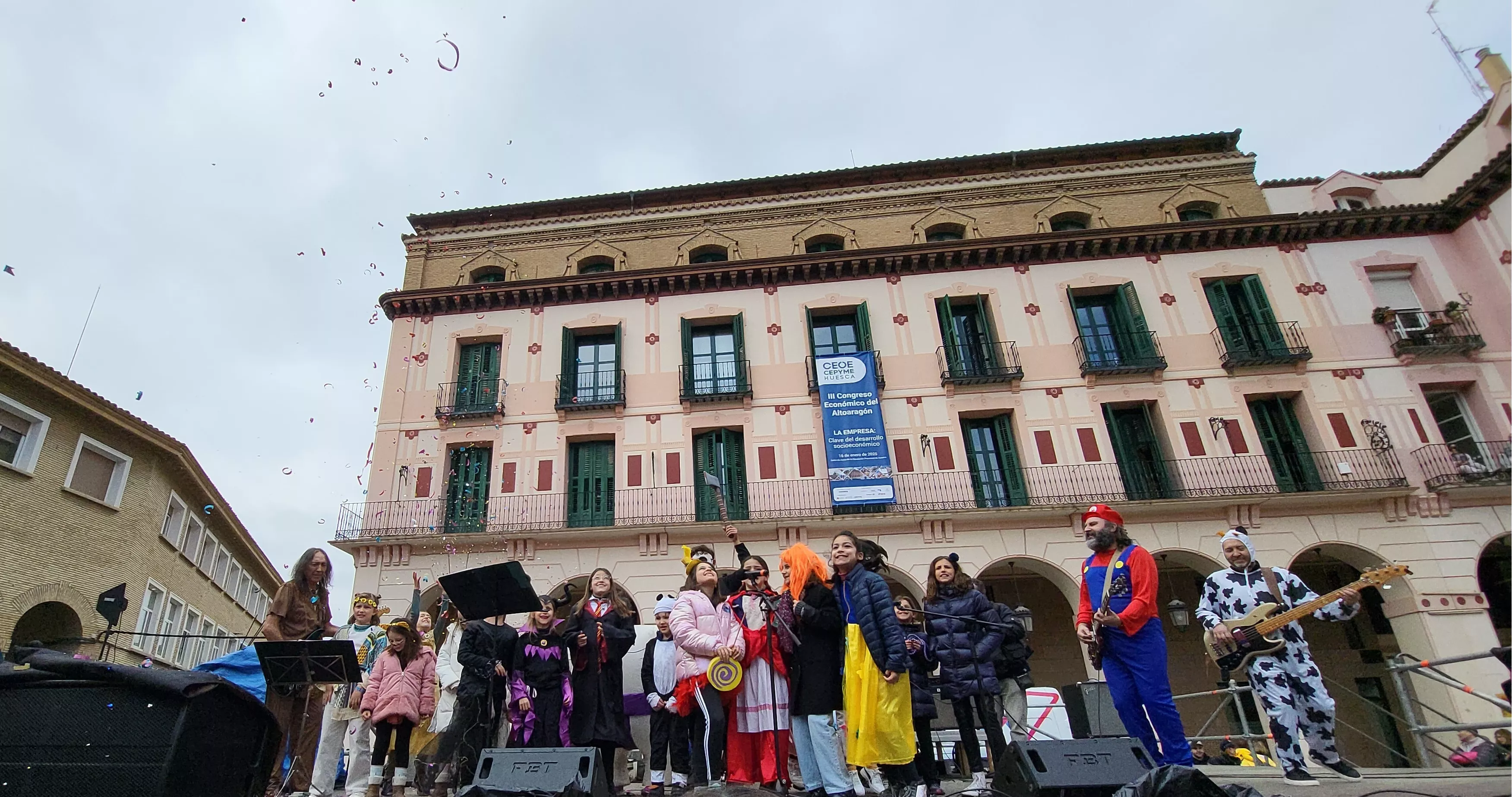 Carnaval infantil de Huesca con gran ambiente a ritmo de Marsound Band. Foto Mercedes Manterola