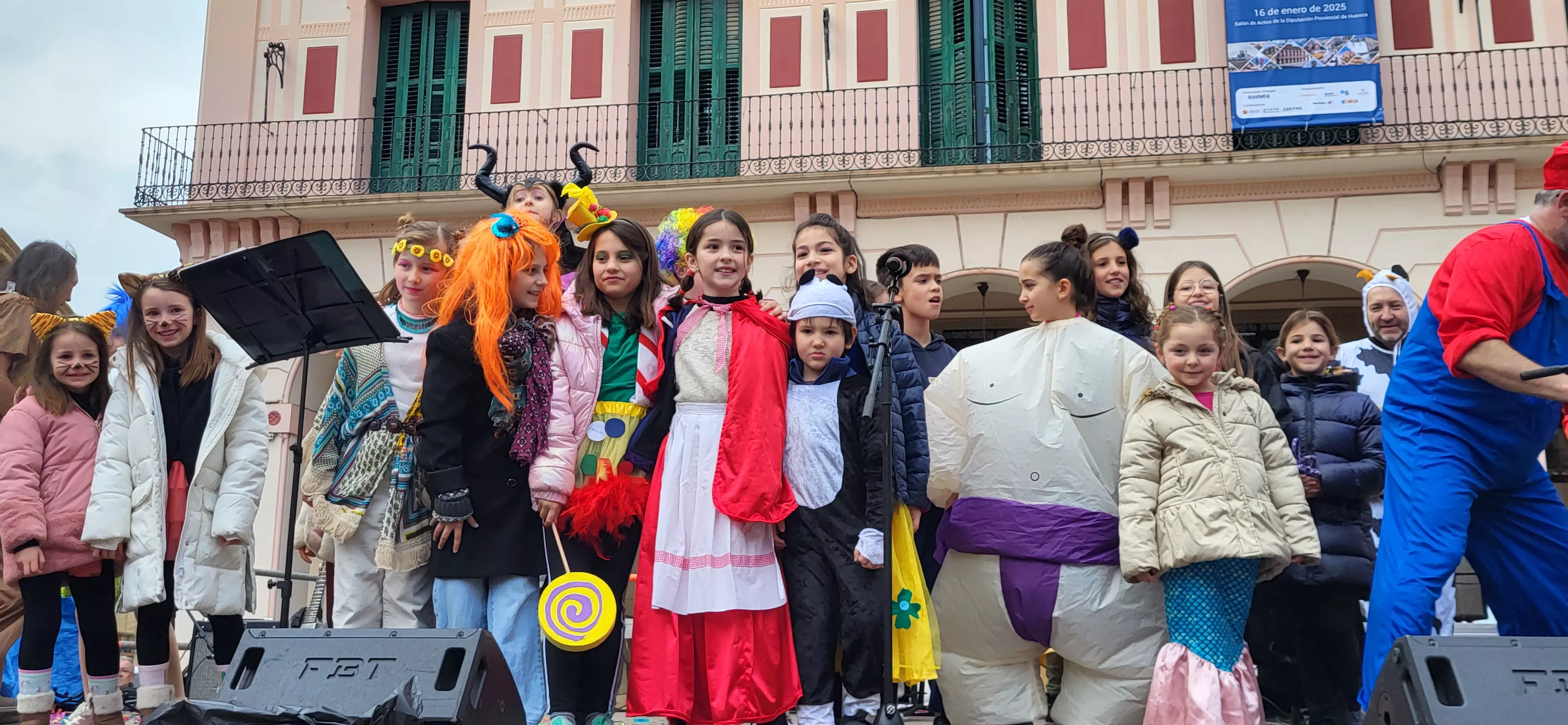 Carnaval infantil de Huesca con gran ambiente a ritmo de Marsound Band. Foto Mercedes Manterola