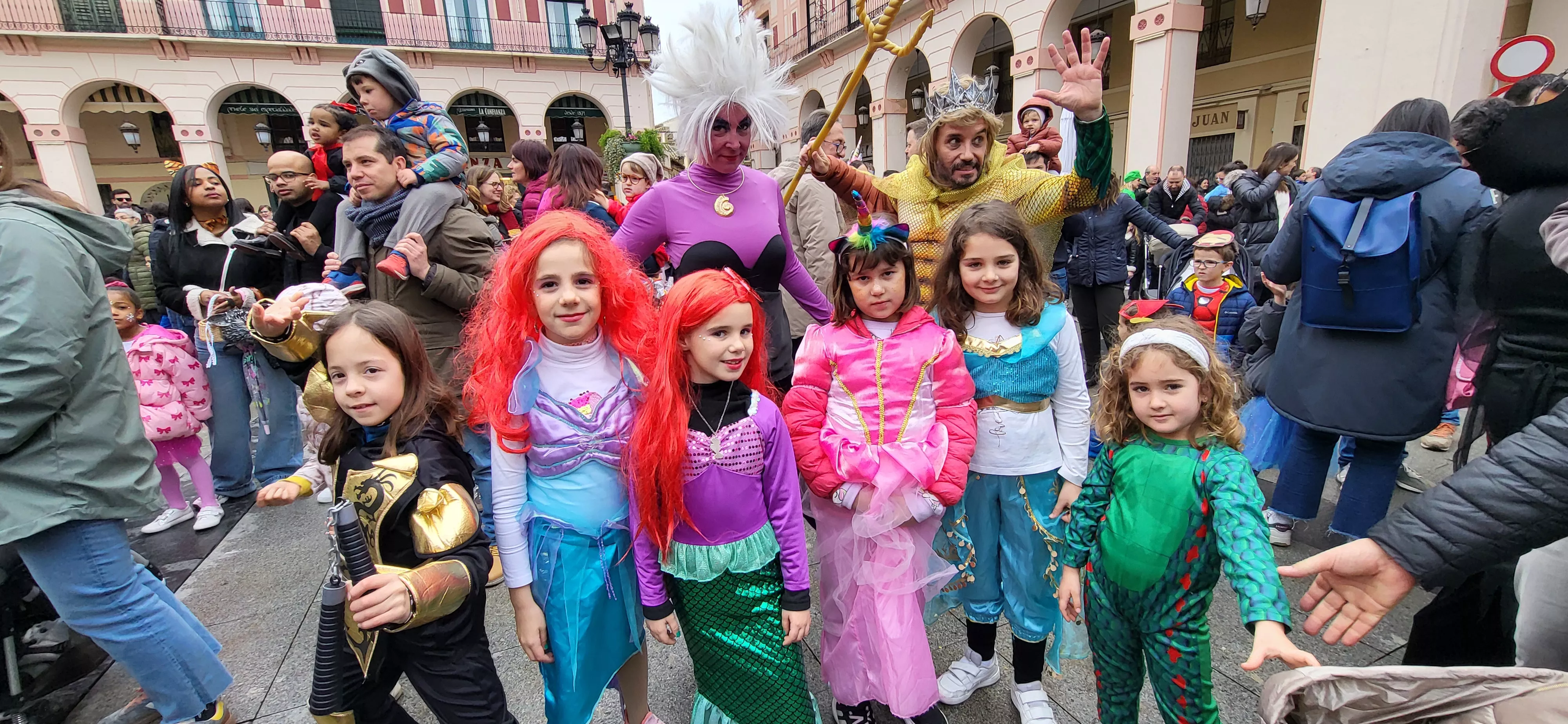Carnaval infantil de Huesca con gran ambiente a ritmo de Marsound Band. Foto Mercedes Manterola