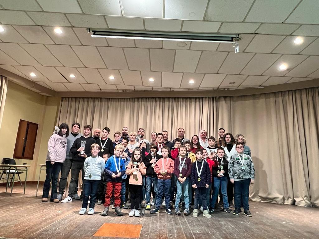 Foto de familia de los participantes en el torneo.