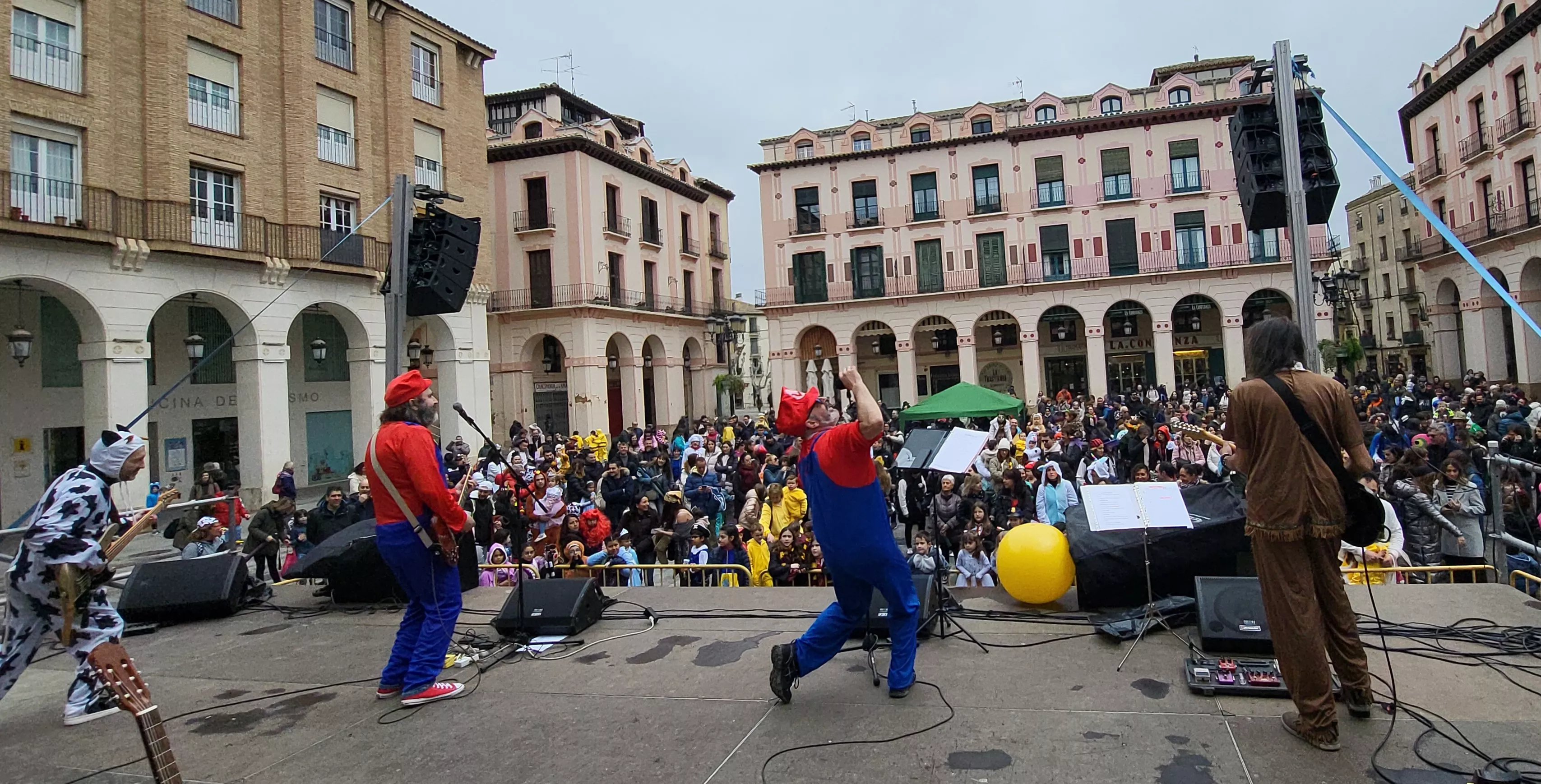 Carnaval infantil de Huesca con gran ambiente a ritmo de Marsound Band. Foto Mercedes Manterola