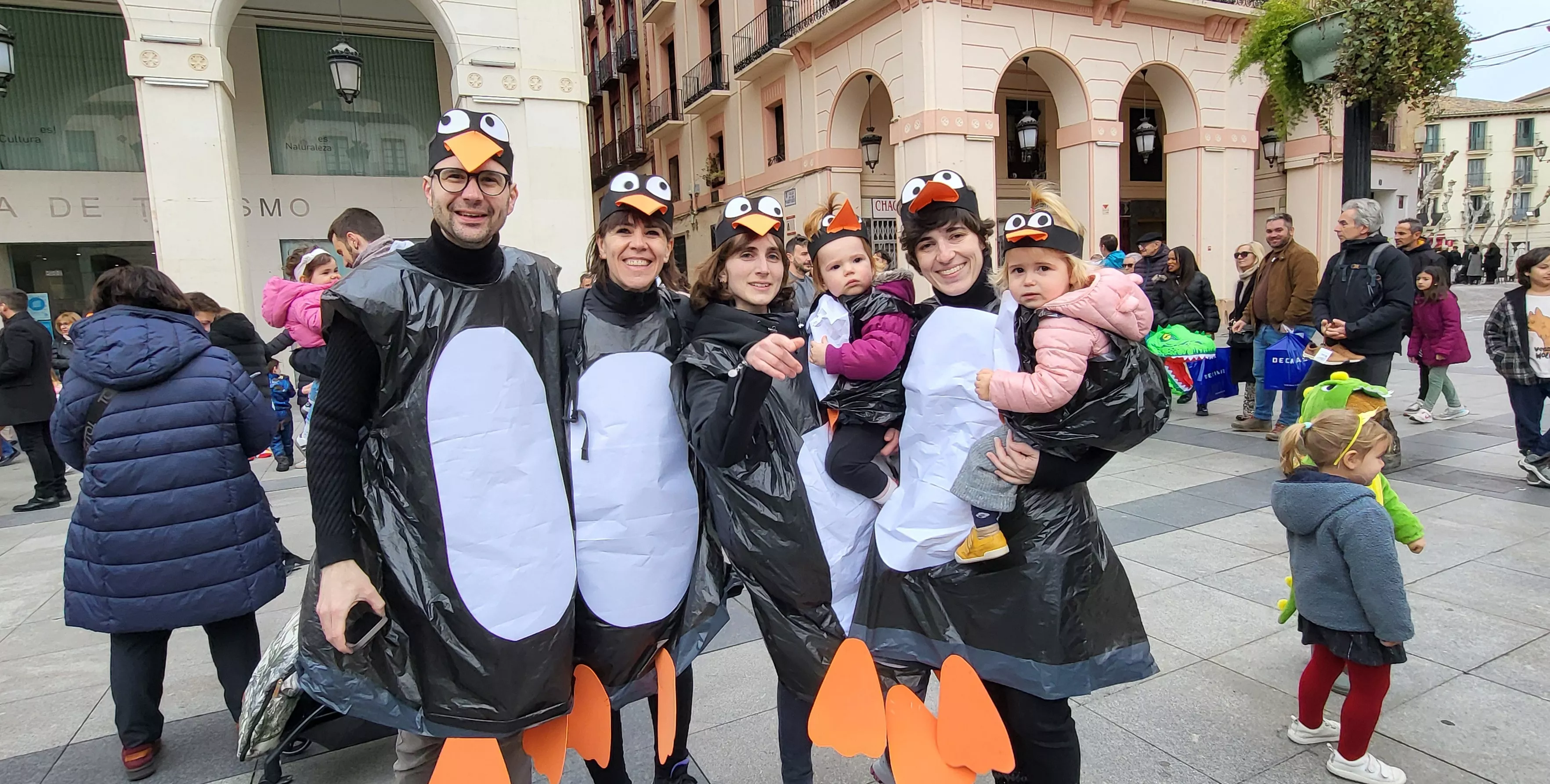 Carnaval infantil de Huesca con gran ambiente a ritmo de Marsound Band. Foto Mercedes Manterola