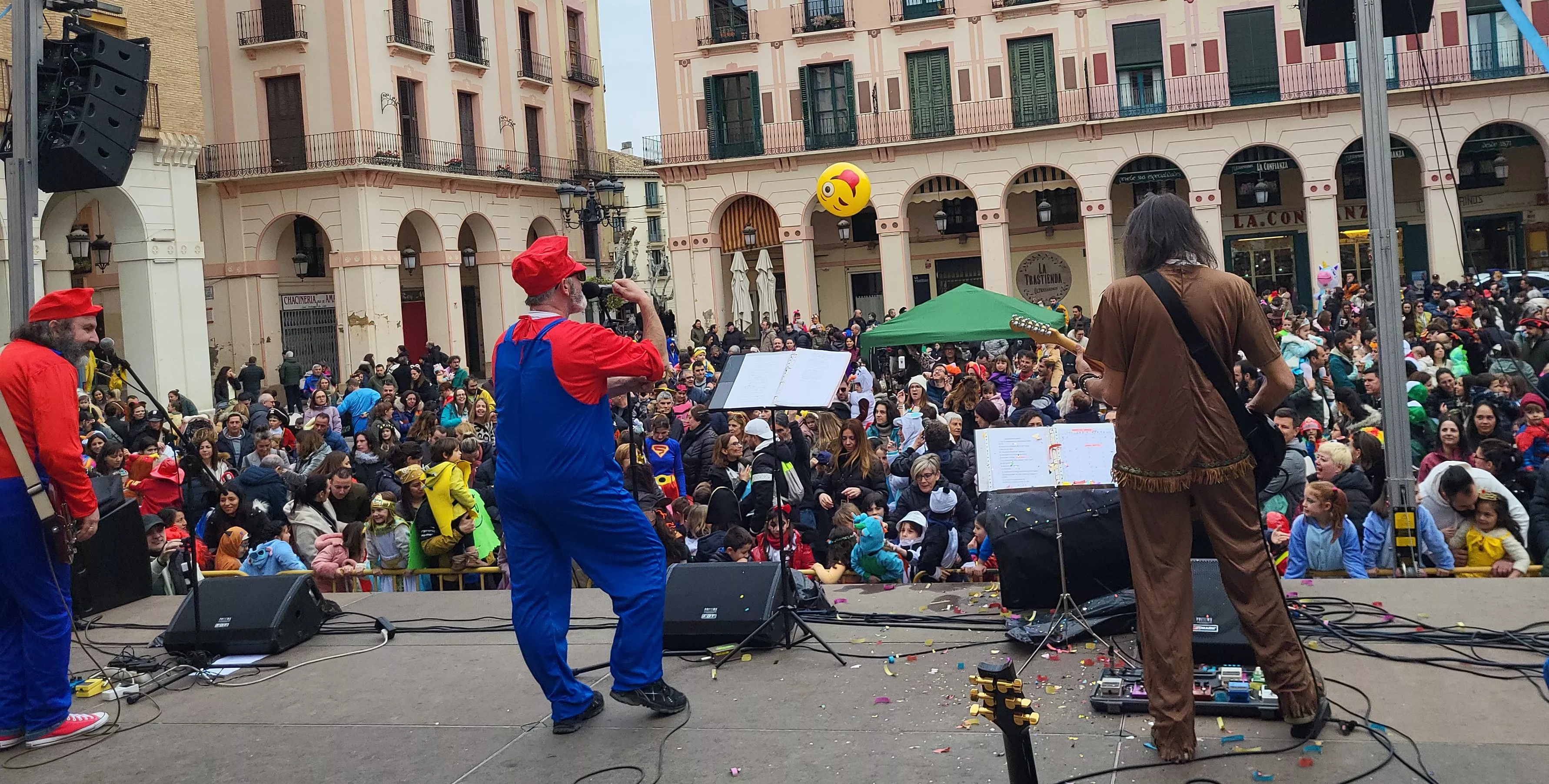 Carnaval infantil de Huesca con gran ambiente a ritmo de Marsound Band. Foto Mercedes Manterola