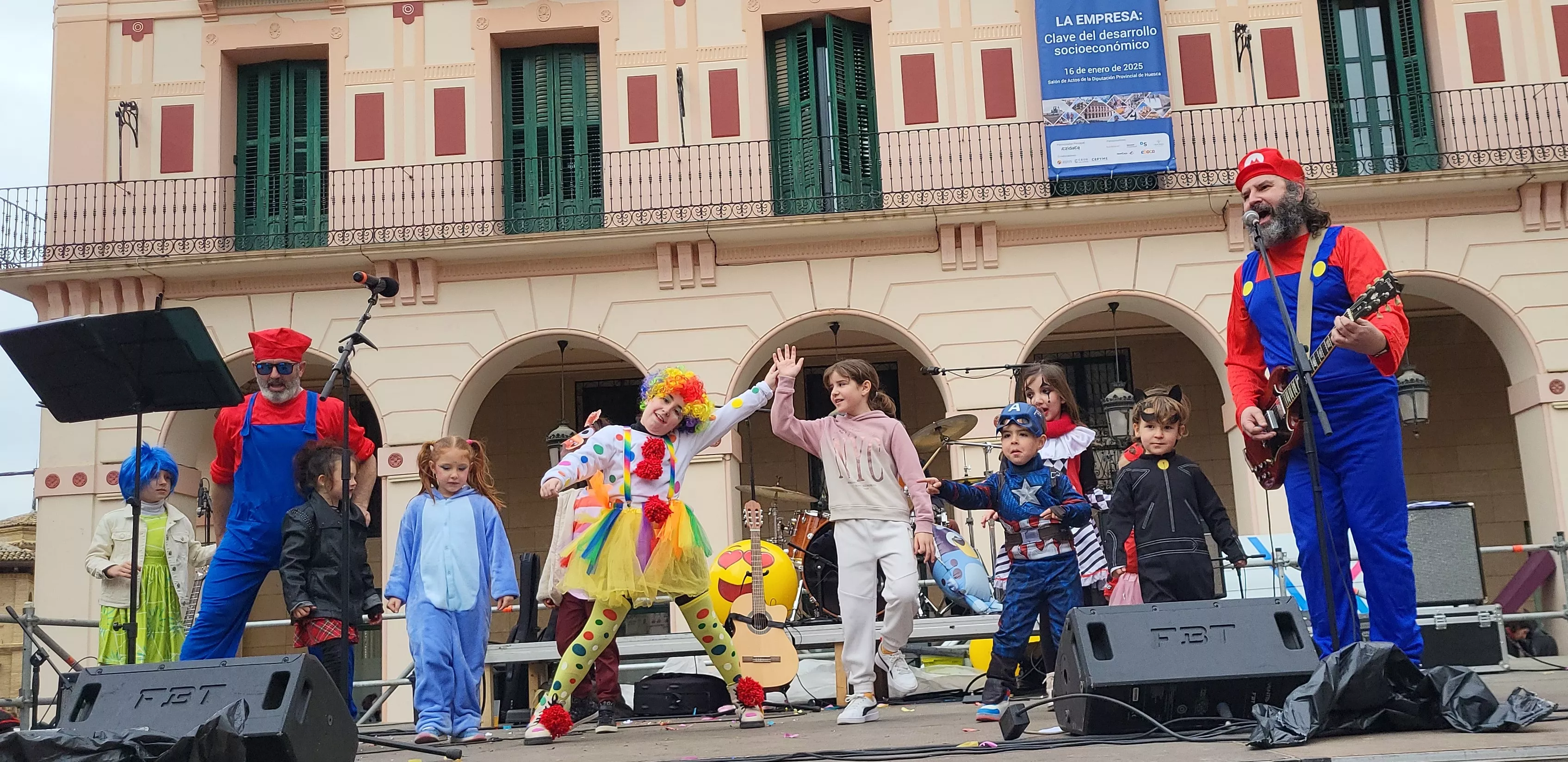 Carnaval infantil de Huesca con gran ambiente a ritmo de Marsound Band. Foto Mercedes Manterola